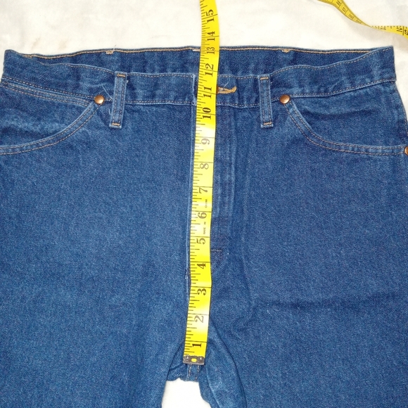 Wrangler Like New 100% Cotton Relaxed Fit Straight Leg Denim Jeans size 34X30 - Picture 6 of 8